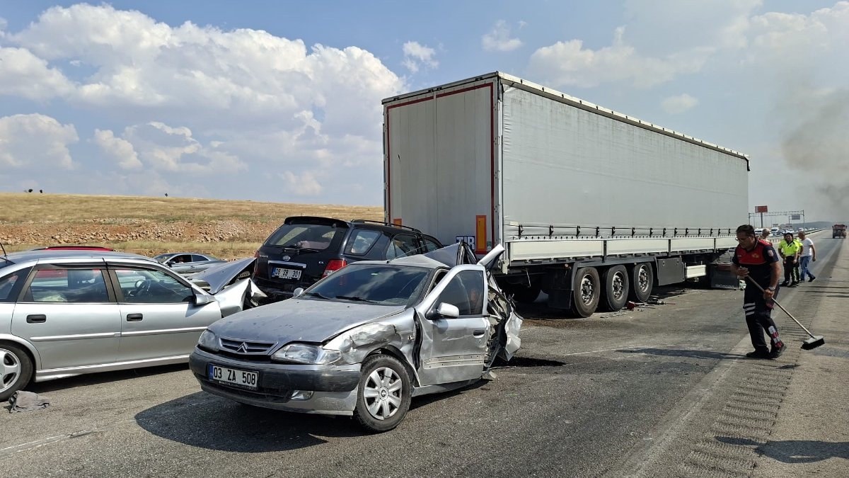 Afyonkarahisar’da anız yangını kazaya yol açtı: 13 araç birbirine girdi